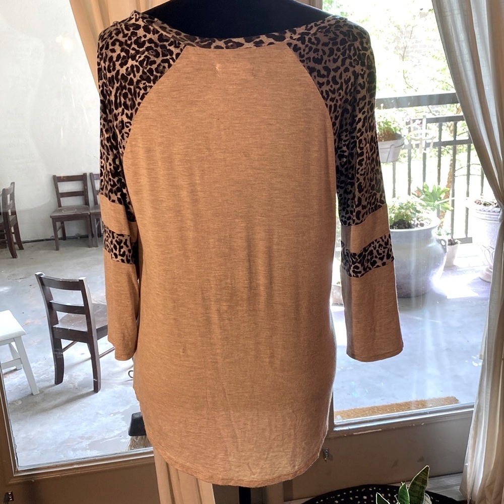 24/7 maurices Small tan & black animal print soft comfy shirt Small womens top​​ - Picture 9 of 9